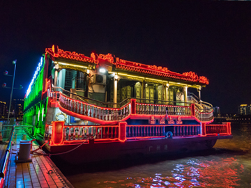 船尾参考陈家祠和佛山祖庙的设计风格，承载了不同时期的岭南记忆。